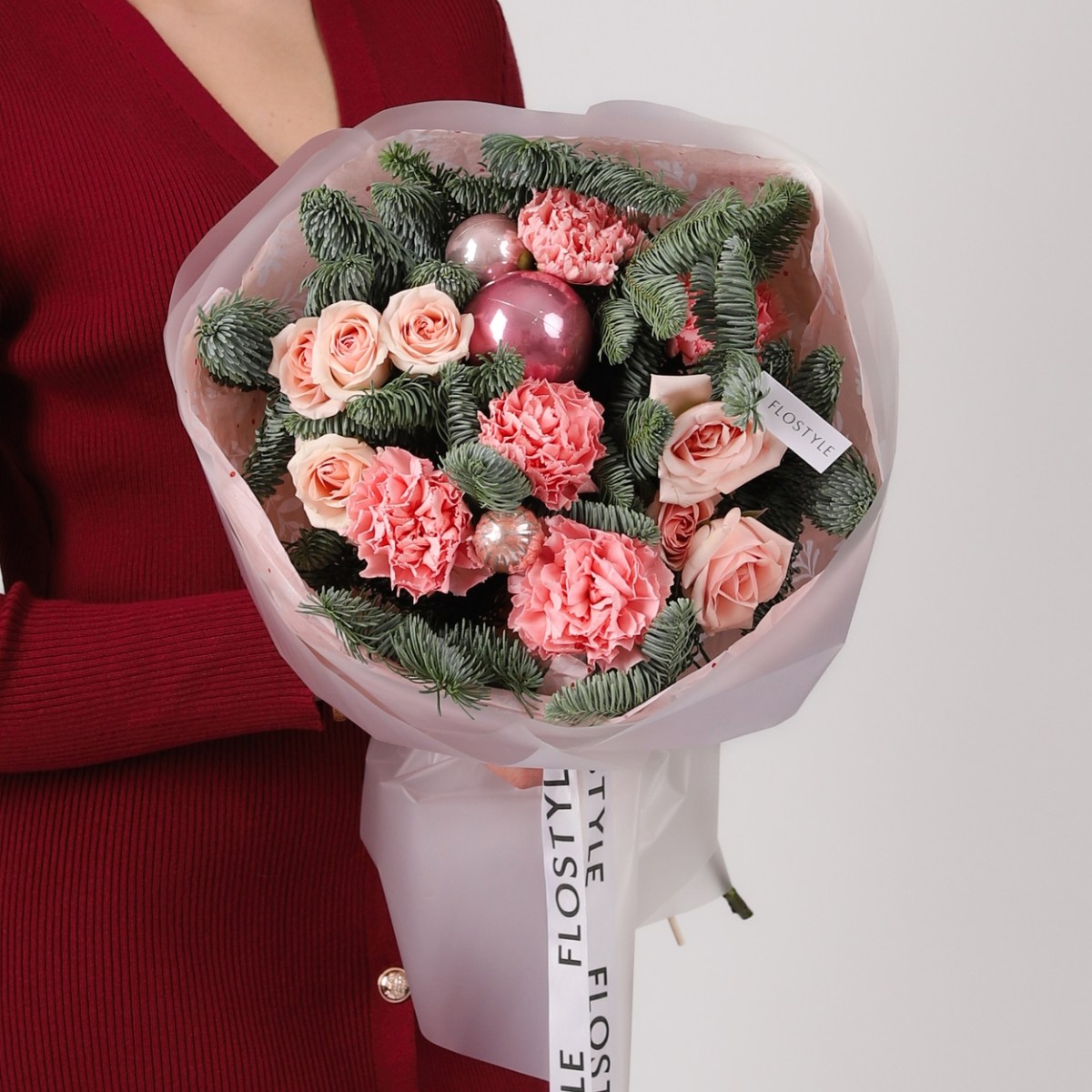 zimnij buket s kustovoj rozoj i diantusom 4